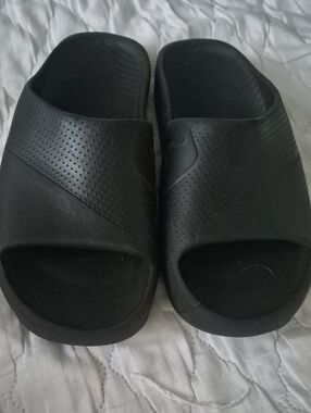 Black Men's Slide Sandals - Cushioned Everyday Slides